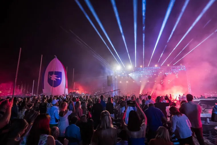 Vela Luka sinoć gorjela uz Oliverove hitove: Evo tko je sve zapjevao u njegovu čast