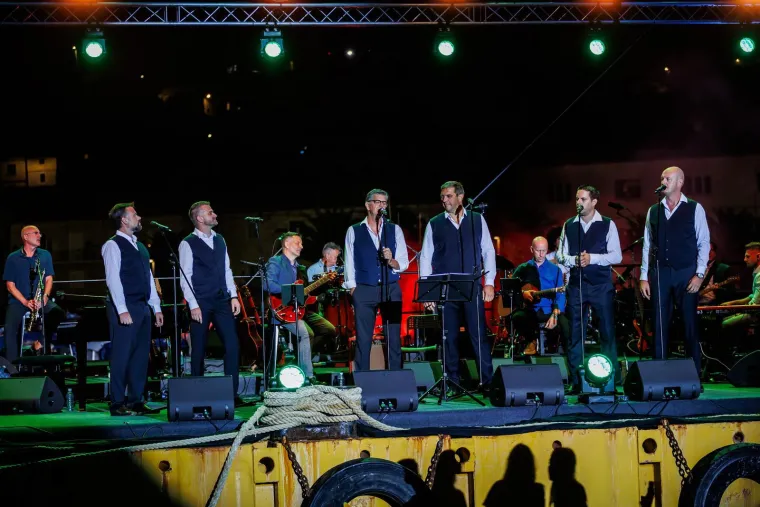 Vela Luka sinoć gorjela uz Oliverove hitove: Evo tko je sve zapjevao u njegovu čast