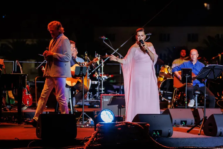 Vela Luka sinoć gorjela uz Oliverove hitove: Evo tko je sve zapjevao u njegovu čast