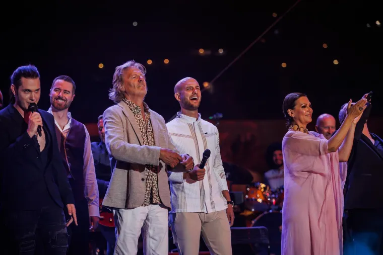 Vela Luka sinoć gorjela uz Oliverove hitove: Evo tko je sve zapjevao u njegovu čast