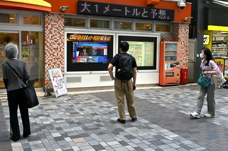 Gužve na cestama i u zračnim lukama, udaraju prvi valovi cunamija