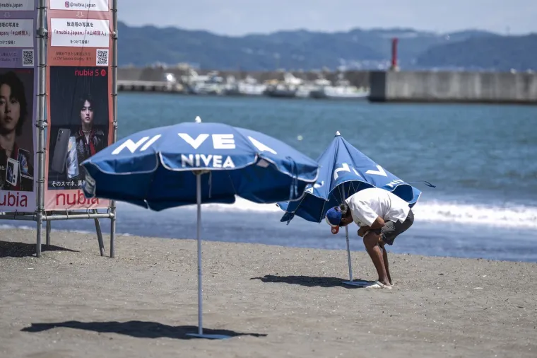 Gužve na cestama i u zračnim lukama, udaraju prvi valovi cunamija
