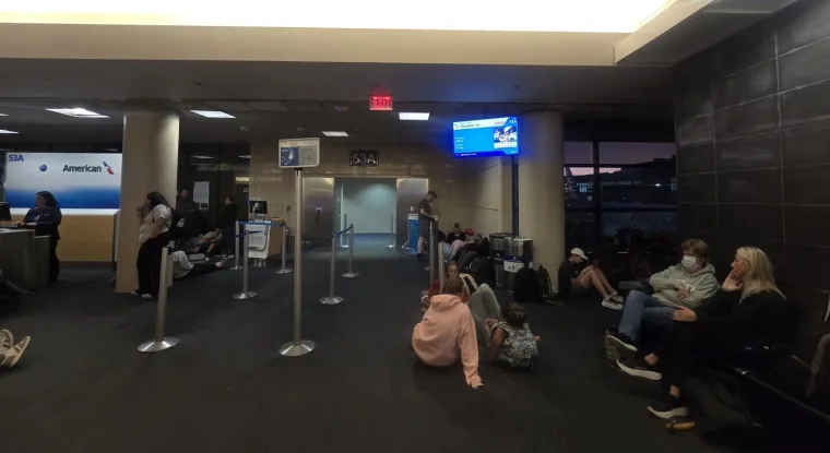 Gužve na cestama i u zračnim lukama, udaraju prvi valovi cunamija