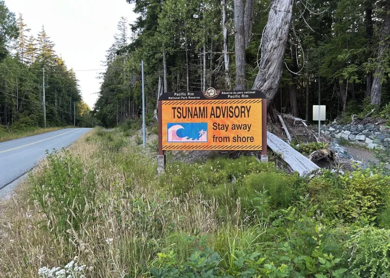 Gužve na cestama i u zračnim lukama, udaraju prvi valovi cunamija
