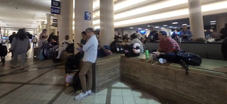 Gužve na cestama i u zračnim lukama, udaraju prvi valovi cunamija