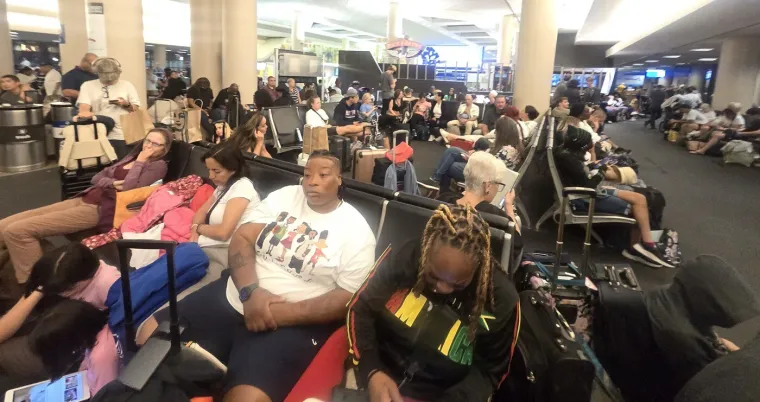 Gužve na cestama i u zračnim lukama, udaraju prvi valovi cunamija