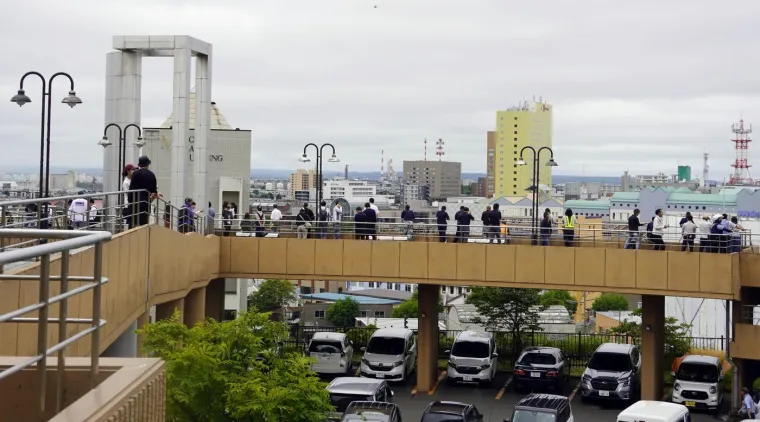 Gužve na cestama i u zračnim lukama, udaraju prvi valovi cunamija
