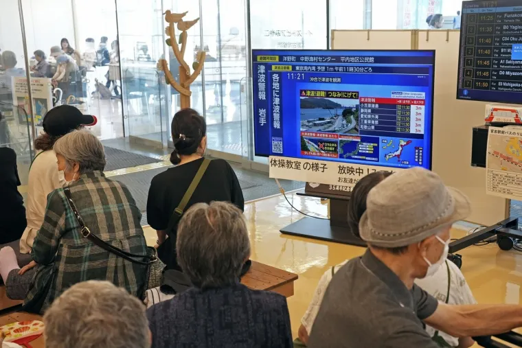 Gužve na cestama i u zračnim lukama, udaraju prvi valovi cunamija