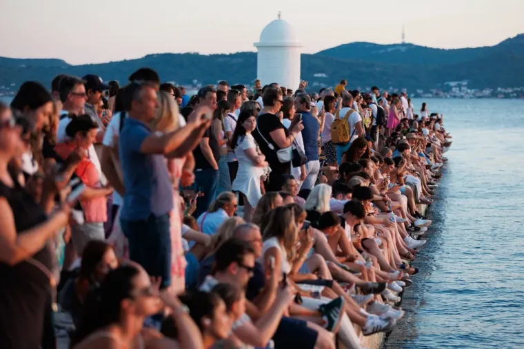 Djevojke osmijehom očarale prolaznike i pozirale kao modeli: Svi su ih gledali