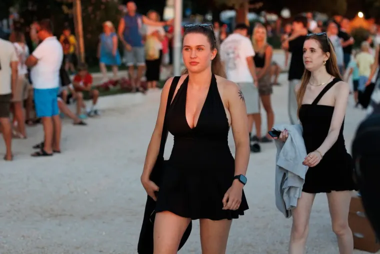 Djevojke osmijehom očarale prolaznike i pozirale kao modeli: Svi su ih gledali