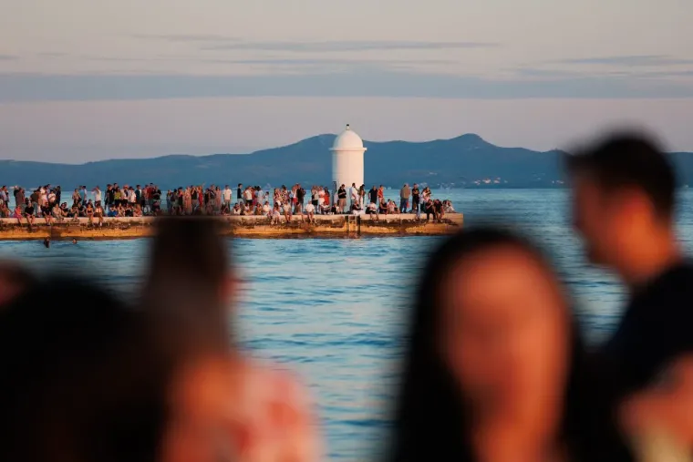 Djevojke osmijehom očarale prolaznike i pozirale kao modeli: Svi su ih gledali