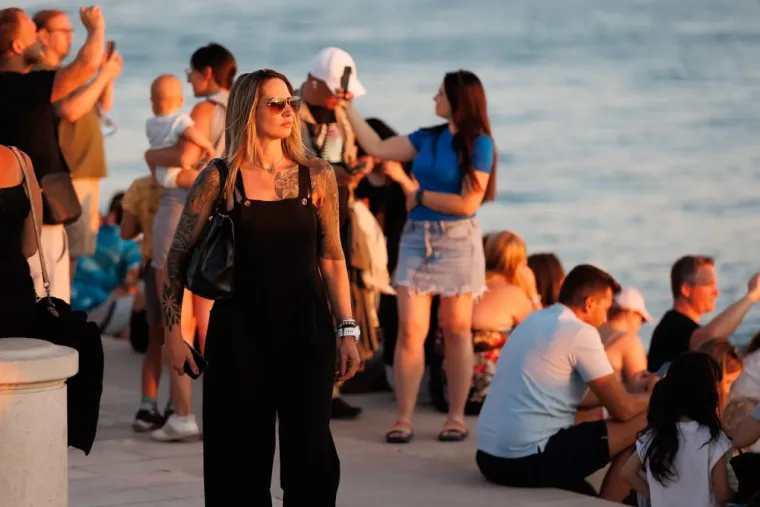 Djevojke osmijehom očarale prolaznike i pozirale kao modeli: Svi su ih gledali