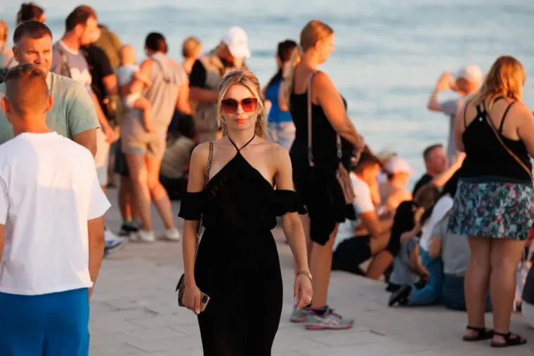 Djevojke osmijehom očarale prolaznike i pozirale kao modeli: Svi su ih gledali