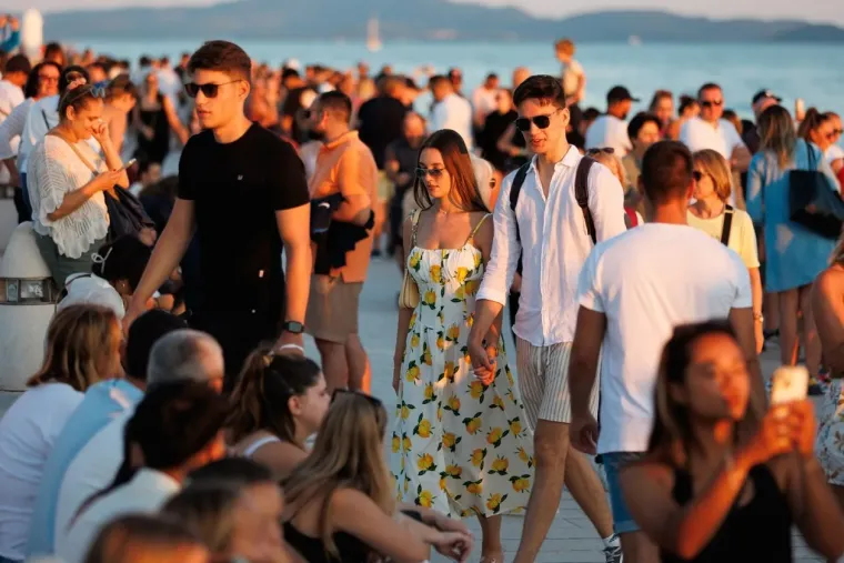 Djevojke osmijehom očarale prolaznike i pozirale kao modeli: Svi su ih gledali