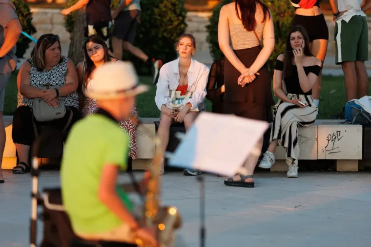 Djevojke osmijehom očarale prolaznike i pozirale kao modeli: Svi su ih gledali