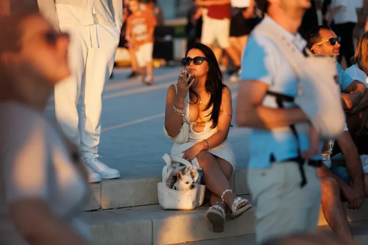 Djevojke osmijehom očarale prolaznike i pozirale kao modeli: Svi su ih gledali