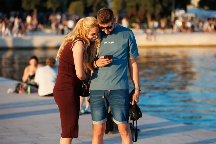 Djevojke osmijehom očarale prolaznike i pozirale kao modeli: Svi su ih gledali