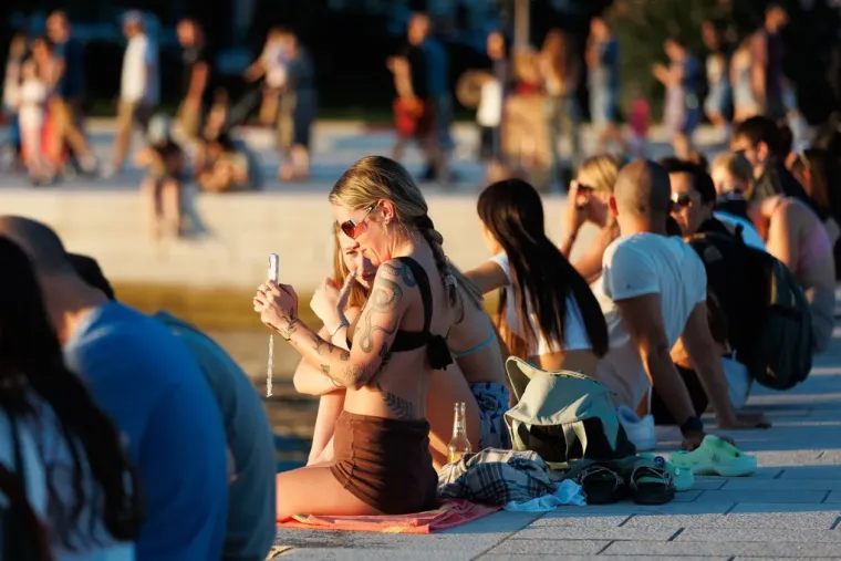 Djevojke osmijehom očarale prolaznike i pozirale kao modeli: Svi su ih gledali