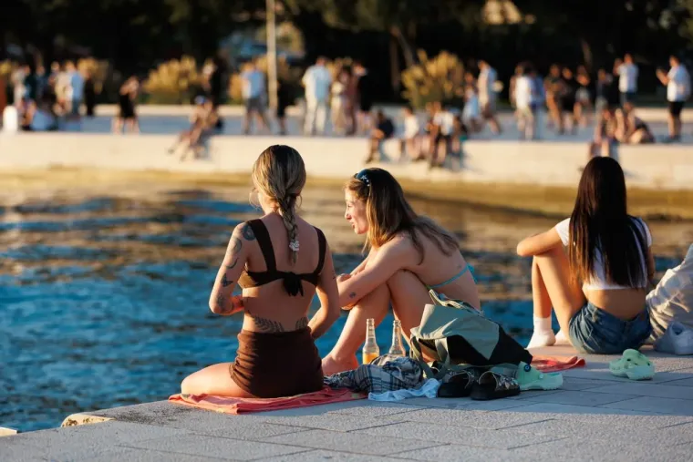 Djevojke osmijehom očarale prolaznike i pozirale kao modeli: Svi su ih gledali