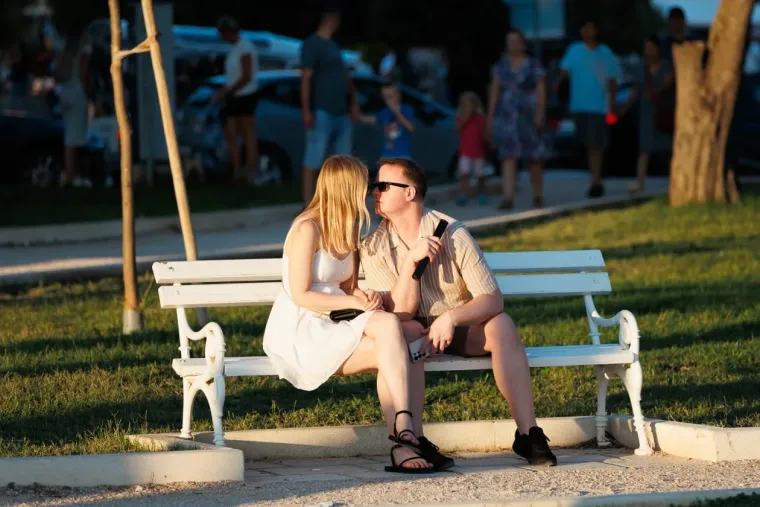 Djevojke osmijehom očarale prolaznike i pozirale kao modeli: Svi su ih gledali