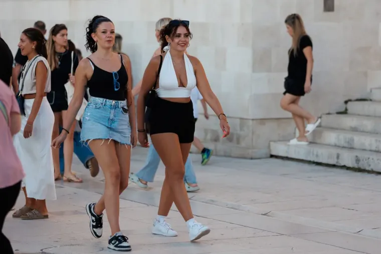 Djevojke osmijehom očarale prolaznike i pozirale kao modeli: Svi su ih gledali