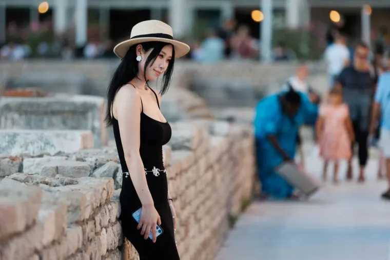 Djevojke osmijehom očarale prolaznike i pozirale kao modeli: Svi su ih gledali