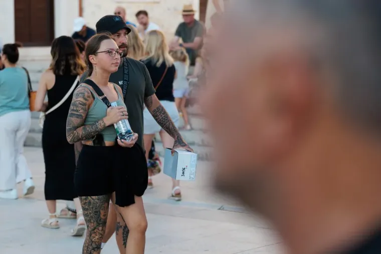 Djevojke osmijehom očarale prolaznike i pozirale kao modeli: Svi su ih gledali