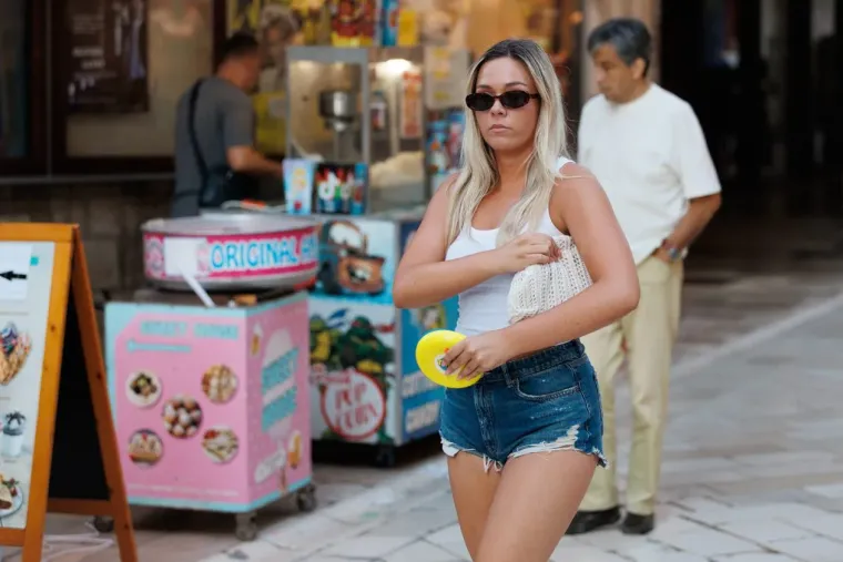 Djevojke osmijehom očarale prolaznike i pozirale kao modeli: Svi su ih gledali