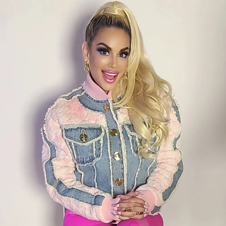 Kraljica plastičnih operacija: Živa Barbika koja tvrdi da joj je opsjednuta lutka kći