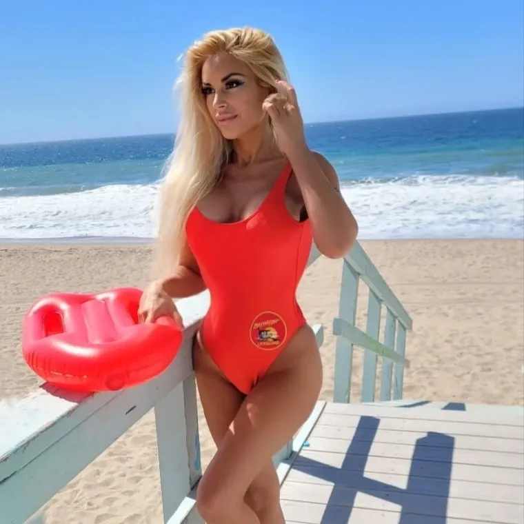 Kraljica plastičnih operacija: Živa Barbika koja tvrdi da joj je opsjednuta lutka kći