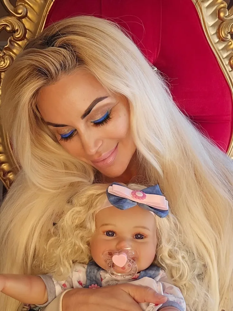 Kraljica plastičnih operacija: Živa Barbika koja tvrdi da joj je opsjednuta lutka kći