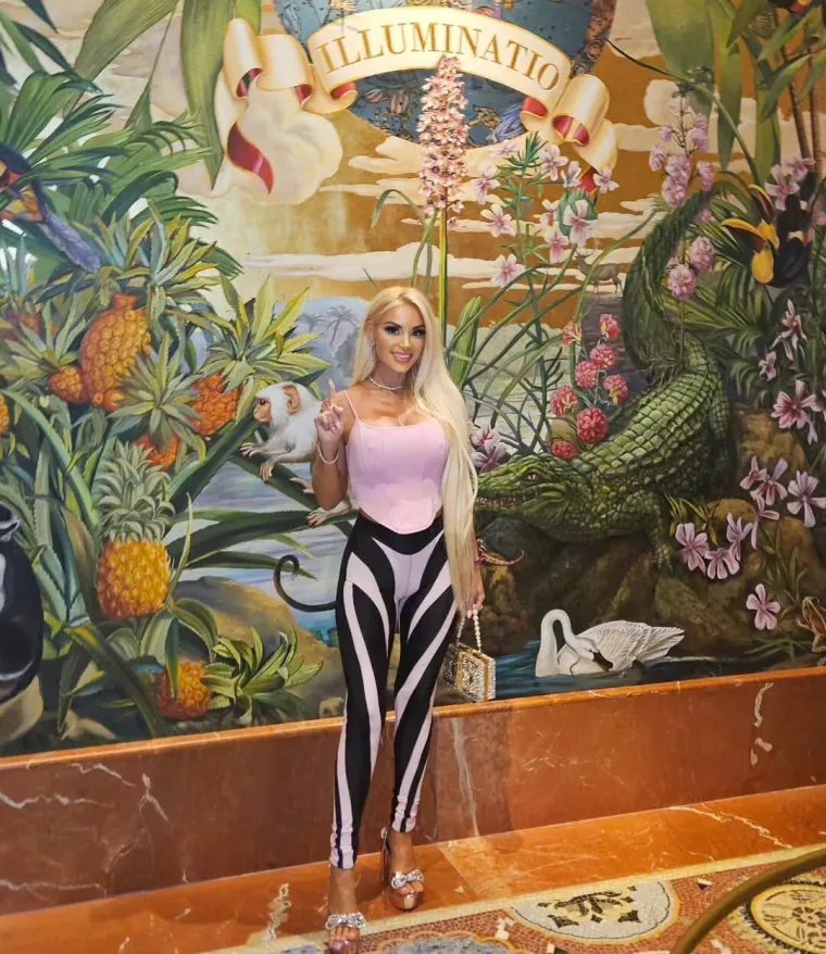 Kraljica plastičnih operacija: Živa Barbika koja tvrdi da joj je opsjednuta lutka kći