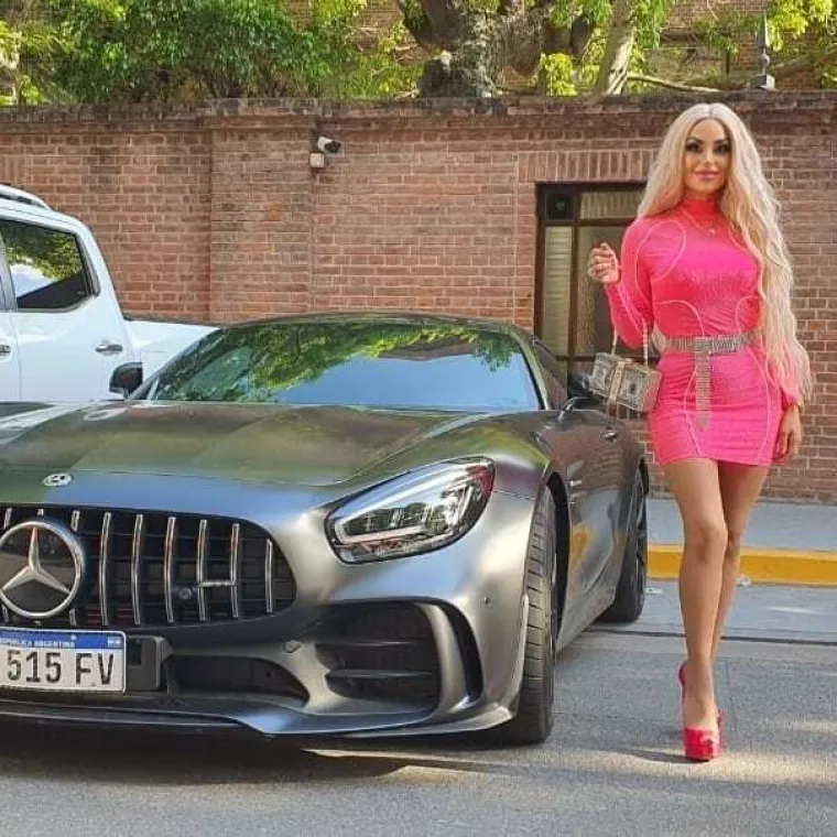 Kraljica plastičnih operacija: Živa Barbika koja tvrdi da joj je opsjednuta lutka kći