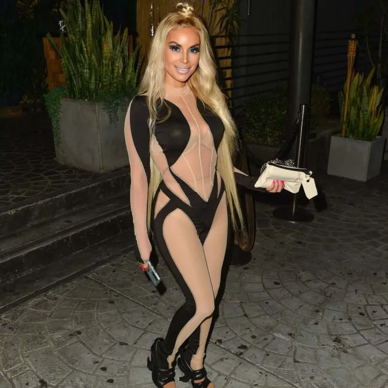 Kraljica plastičnih operacija: Živa Barbika koja tvrdi da joj je opsjednuta lutka kći