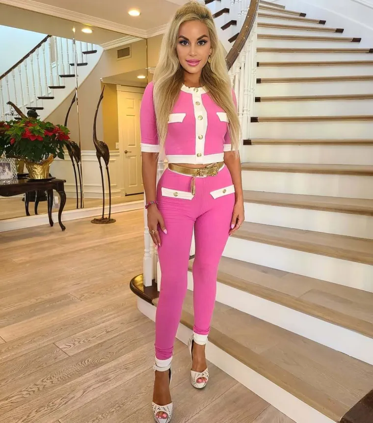 Kraljica plastičnih operacija: Živa Barbika koja tvrdi da joj je opsjednuta lutka kći