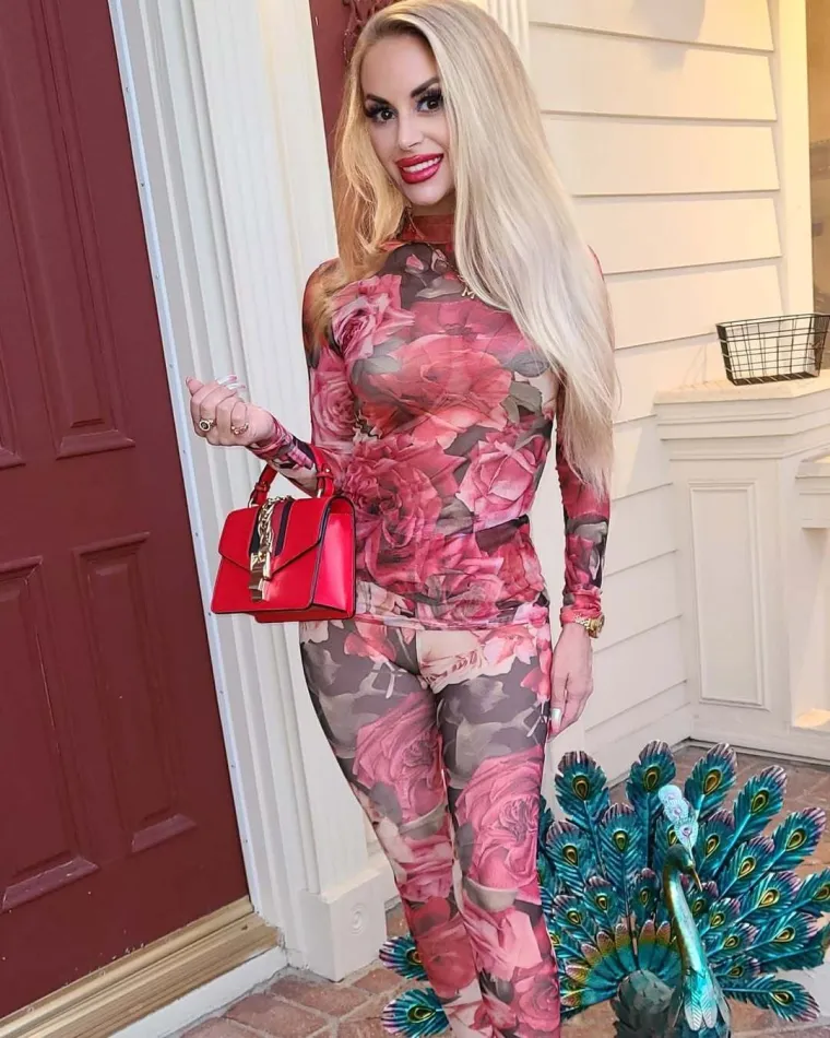 Kraljica plastičnih operacija: Živa Barbika koja tvrdi da joj je opsjednuta lutka kći