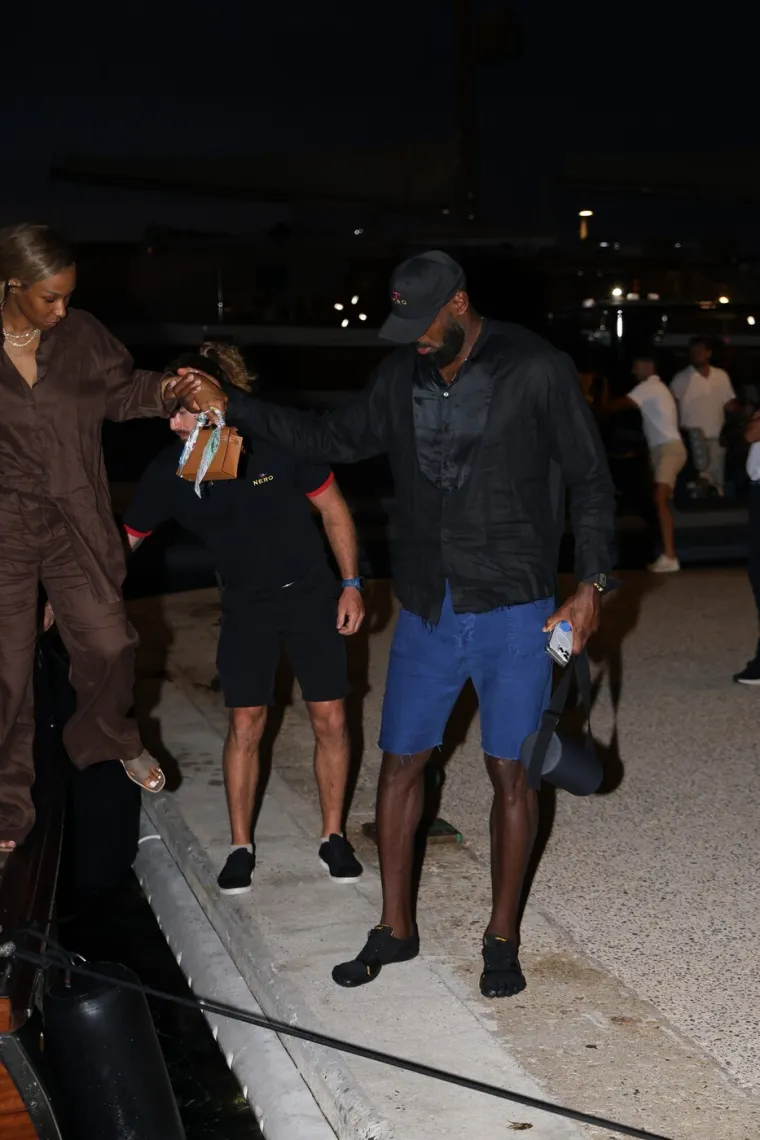 LeBron u drugom planu, njegova supruga je obukla prozirnu haljinu: 'Sve je pokazala!'