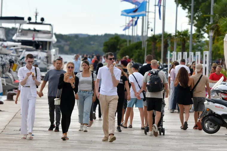 Mlada i top odjevena, ovako je glavnim gradom šetala djevojka pod kišobranom