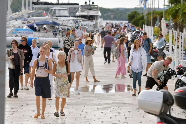 Mlada i top odjevena, ovako je glavnim gradom šetala djevojka pod kišobranom