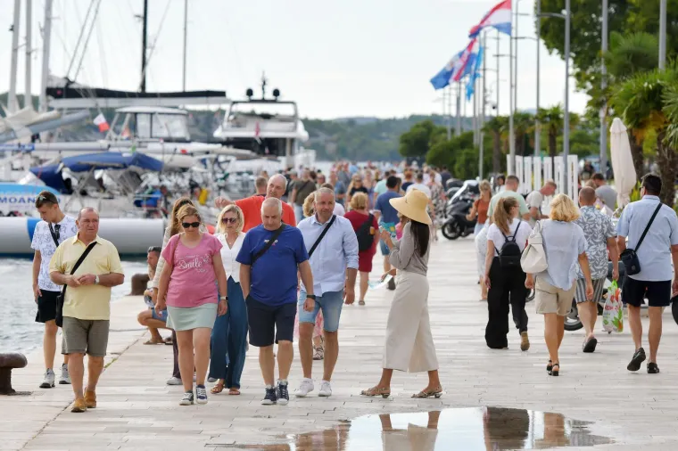 Mlada i top odjevena, ovako je glavnim gradom šetala djevojka pod kišobranom
