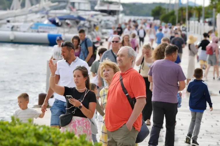 Mlada i top odjevena, ovako je glavnim gradom šetala djevojka pod kišobranom