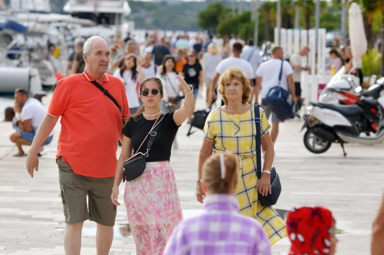 Mlada i top odjevena, ovako je glavnim gradom šetala djevojka pod kišobranom