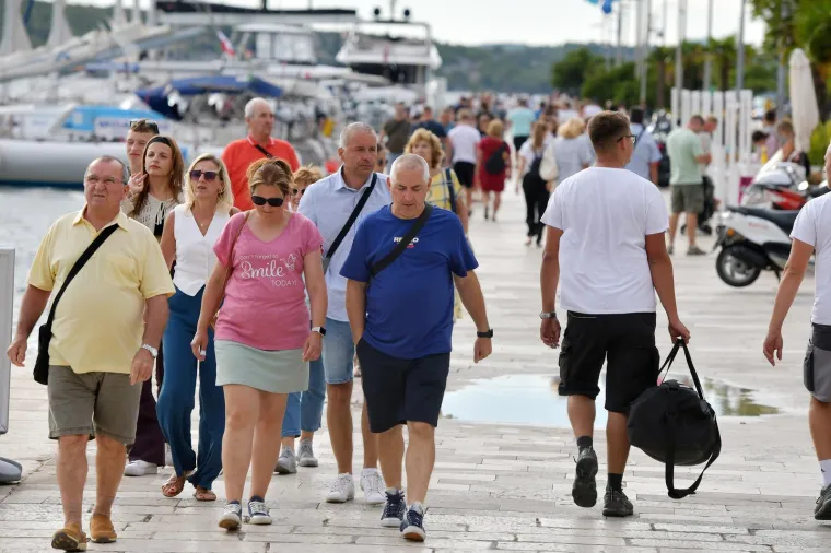 Mlada i top odjevena, ovako je glavnim gradom šetala djevojka pod kišobranom