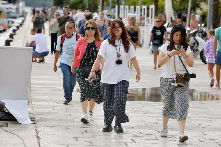 Mlada i top odjevena, ovako je glavnim gradom šetala djevojka pod kišobranom