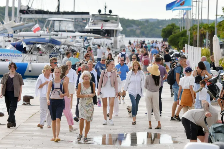 Mlada i top odjevena, ovako je glavnim gradom šetala djevojka pod kišobranom
