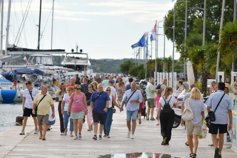 Mlada i top odjevena, ovako je glavnim gradom šetala djevojka pod kišobranom