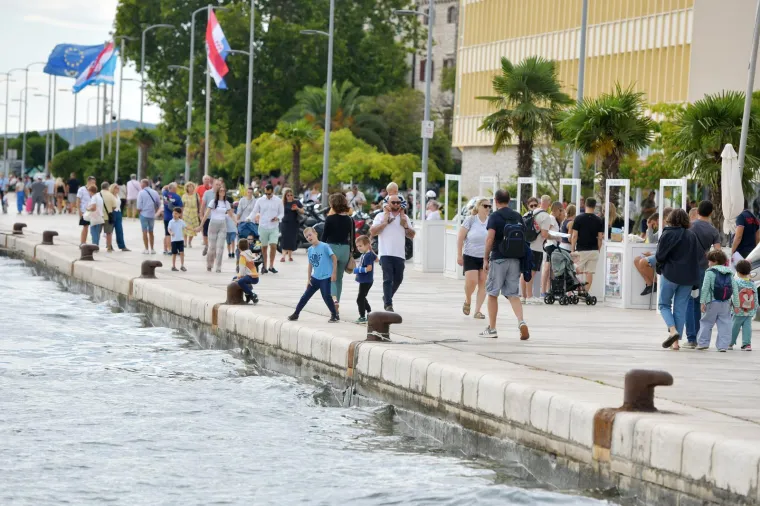 Mlada i top odjevena, ovako je glavnim gradom šetala djevojka pod kišobranom