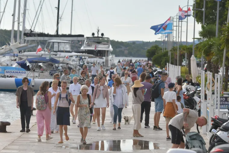 Mlada i top odjevena, ovako je glavnim gradom šetala djevojka pod kišobranom