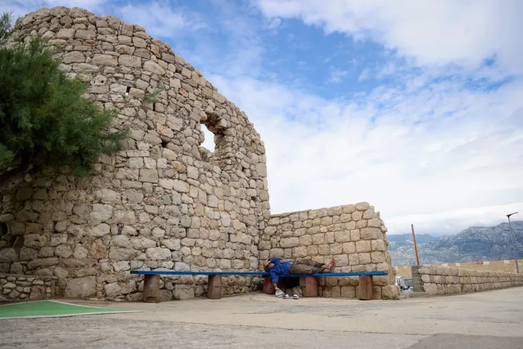 Mlada i top odjevena, ovako je glavnim gradom šetala djevojka pod kišobranom