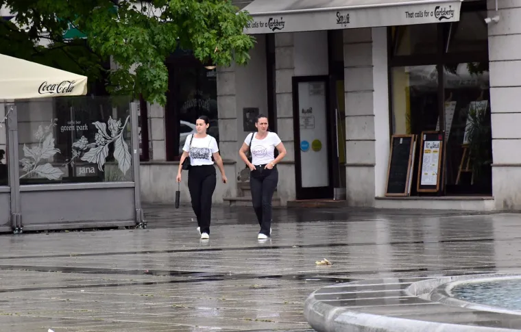 Mlada i top odjevena, ovako je glavnim gradom šetala djevojka pod kišobranom